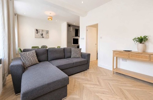 Ainley Top House | Beautiful House 2BR - Sleeps 6 - Free Parking - Huddersfield