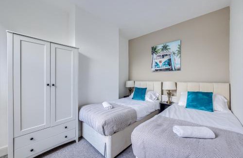 Northampton House | Beautiful House Sleeps 7 City Centre Free Parking Virgin TV Fast Wifi Yoko Property