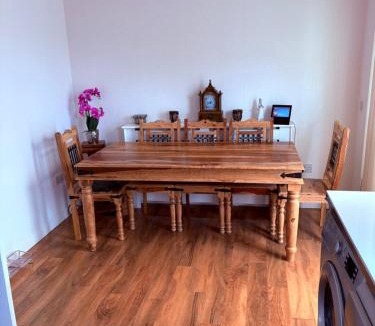 Blackburn Apartment | Beautiful House with secure pet friendly garden Edinburgh South