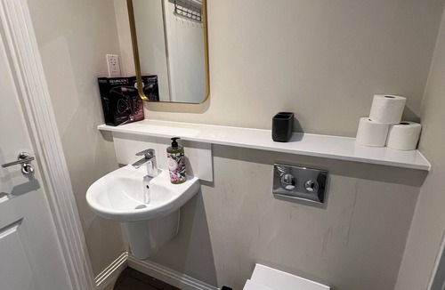 Hillingdon Apartment | Beautiful one bed apartment in West Drayton, London nr Heathrow, Elizabeth line