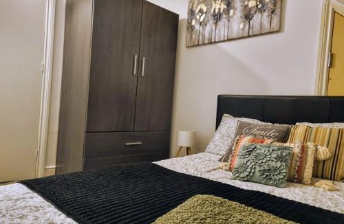 West Molesey House | Beautiful Rooms nr Hampton Court, free street parking