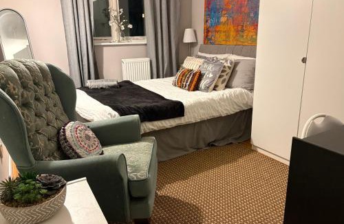 West Molesey House | Beautiful Rooms nr Hampton Court, free street parking