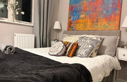 West Molesey House | Beautiful Rooms nr Hampton Court, free street parking