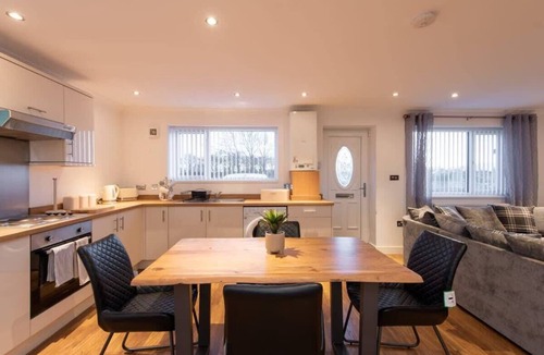 Durham House | Beautiful two Bedroom Family Home with Pool Table Durham
