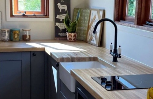 Alkborough House | Beautiful villa for 16 people with WIFI, hot tub, TV and pets allowed