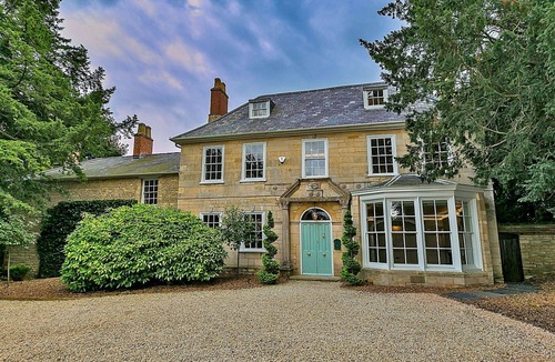 Yardley Gobion House | Beautiful villa for 17 people with hot tub, WIFI, terrace and pets allowed