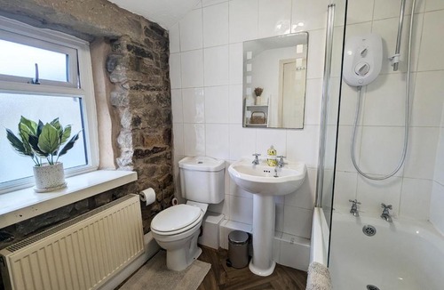 Barnoldswick House | Beautiful Waterfall Cottage with Countryside Walks