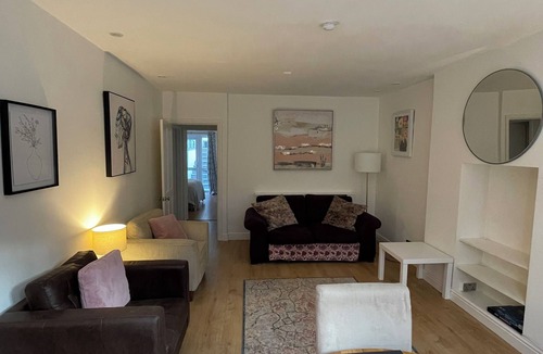 West Kensington Apartment | Beautifully Presented 2BD Flat w/Patio- Kensington