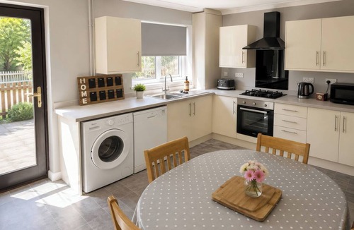 Wadsworth Cottage | BECKSIDE COTTAGE, family friendly, with a garden in Hebden Bridge