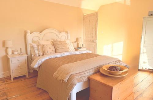 Beccles House | Beehive Cottage