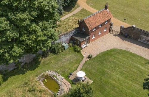 Hertford Cottage | Beehives Cottage at Woodhall Park | Sleeps 4