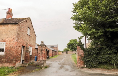 North Dalton Cottage | BELLA'S COTTAGE, pet friendly, with pool in Great Driffield
