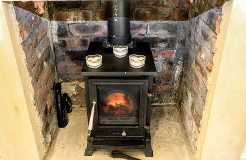 Halifax Cottage | BELVEDERE FARM, pet friendly, with hot tub in Hipperholme