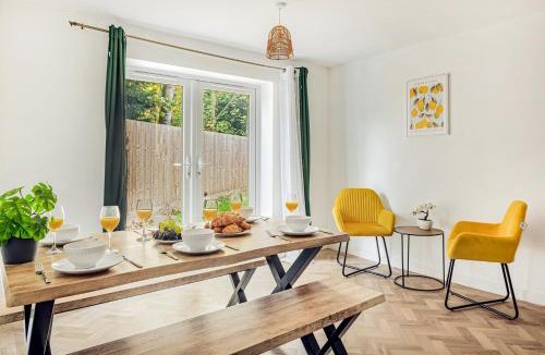 Newark upon Trent House | Bestwood Home with 4 Bedrooms Sleeps 10 with Parking