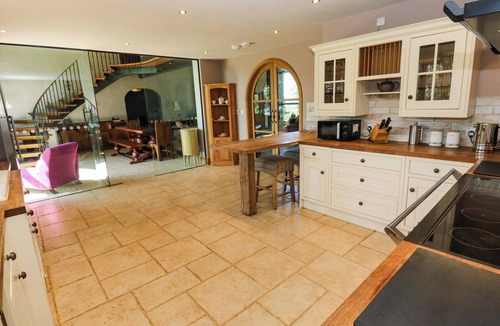 Rochdale House | BIB KNOWL FARM, pet friendly, with hot tub in Littleborough