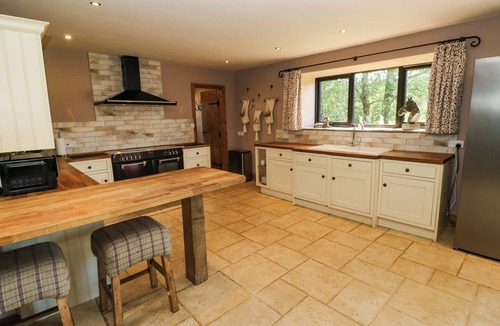 Rochdale House | BIB KNOWL FARM, pet friendly, with hot tub in Littleborough