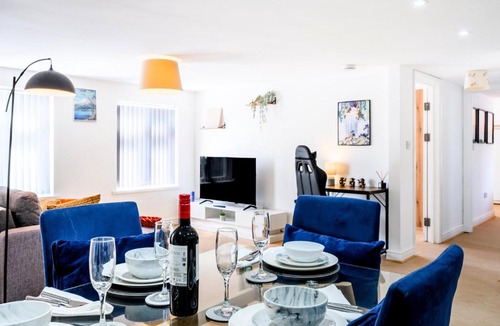 Quinton House | Big 5-Bed Quinton House Sleeps 14 Contractors