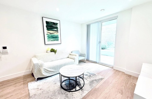 Gay Village Apartment | Birmingham Central Modern Stay at Chinese Square Free WiFi