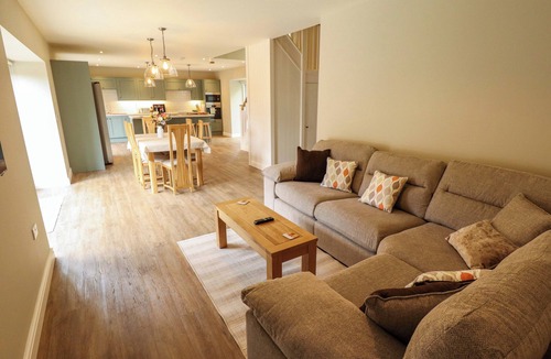 Alford Cottage | BOBBLEHAT BARN, pet friendly, with hot tub in Alford