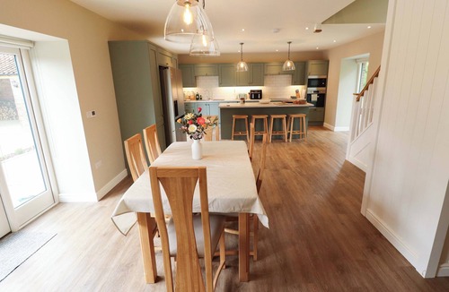 Alford Cottage | BOBBLEHAT BARN, pet friendly, with hot tub in Alford