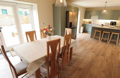 Alford Cottage | BOBBLEHAT BARN, pet friendly, with hot tub in Alford