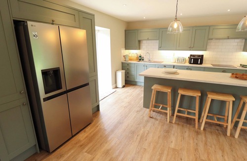 Alford Cottage | BOBBLEHAT BARN, pet friendly, with hot tub in Alford