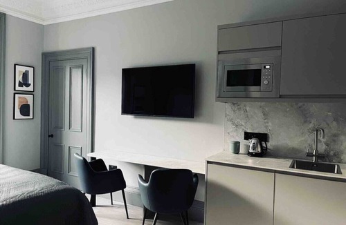 Galashiels Apartment | Boutique studio, twin beds, en-suite & kitchenette