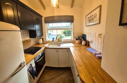 Clitheroe House | Bowland Breaks - Cobble View Cottage Cosy Retreat, Parking, Near Wedding Venues, Village Location with 3 great pubs