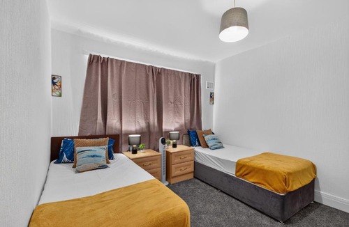 Droylsden House | Briarwood Stylish 2 Bed House - Games Room, Free Parking, Fast Tram to Centre, Etihad & Fast Wifi!