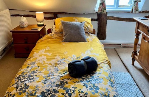 Newborough House | Bridge Cottage Stunning 4 bed thatched cottage
