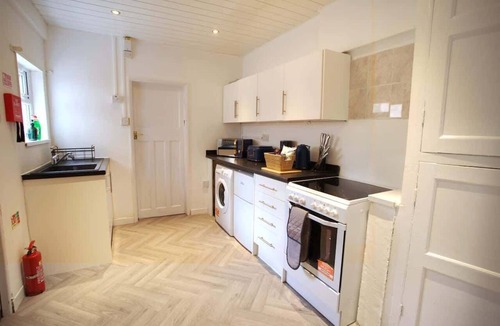 Morecambe Apartment | Bright 1BR W/WiFi | Morecambe Coastal Bay Walk
