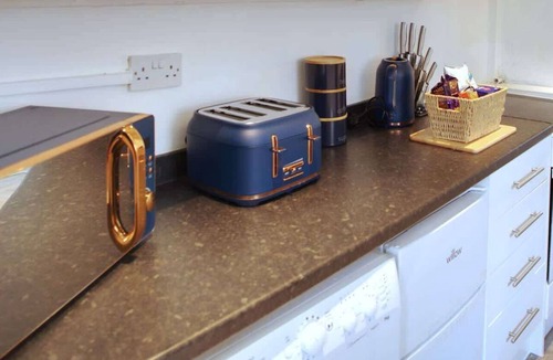 Morecambe Apartment | Bright 1BR W/WiFi | Morecambe Coastal Bay Walk