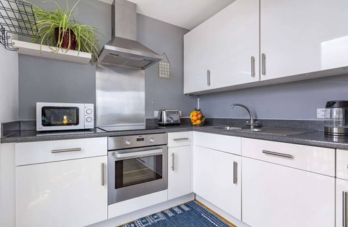 St. Pancras and Somers Town Apartment | Bright 1BR with City Views by King's Cross