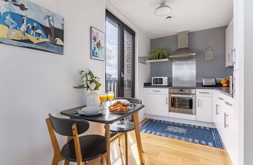 St. Pancras and Somers Town Apartment | Bright 1BR with City Views by King's Cross