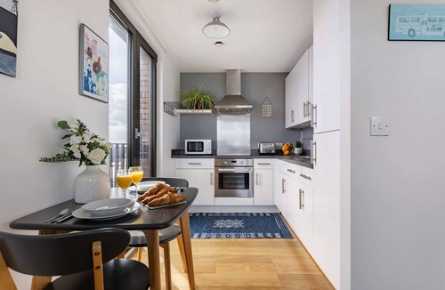 St. Pancras and Somers Town Apartment | Bright 1BR with City Views by King's Cross