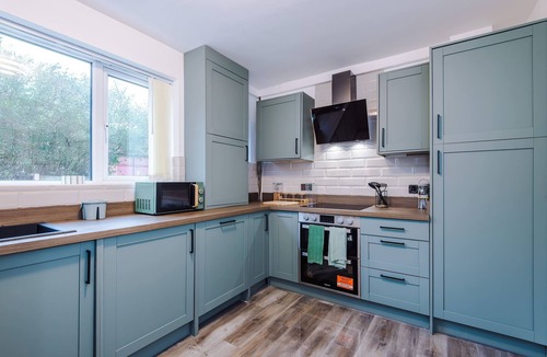 Broadheath House | Bright 3 Bed - House Wythenshawe - Near Airport
