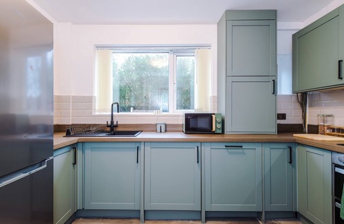 Broadheath House | Bright 3 Bed - House Wythenshawe - Near Airport