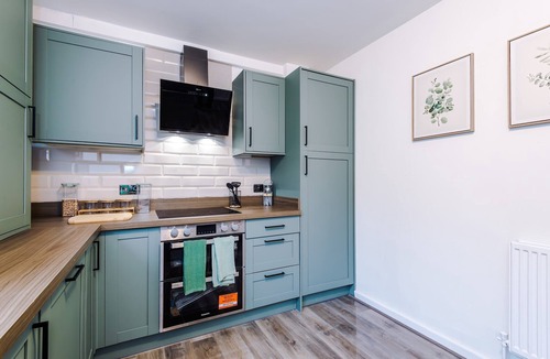 Broadheath House | Bright 3 Bed - House Wythenshawe - Near Airport