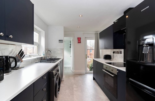 Gateshead House | Bright 4-Bedroom Maisonette Family & Work Stays