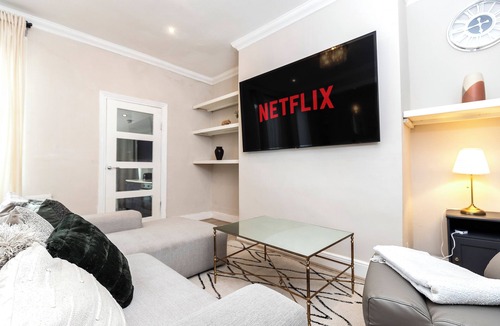 Gateshead House | Bright 4-Bedroom Maisonette Family & Work Stays