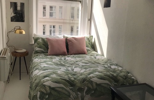 Earl's Court Apartment | Bright Double Room Penthouse with Free Wifi