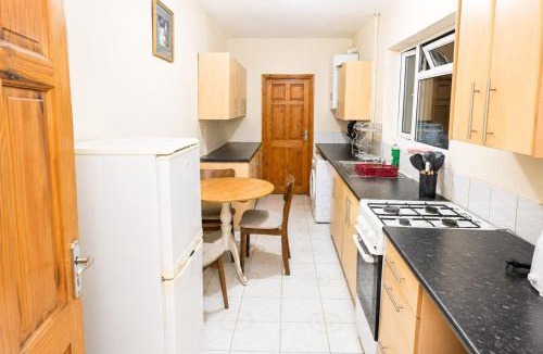 Birmingham House | Bright Double Room with Fast Wi-Fi Near Birmingham City Centre