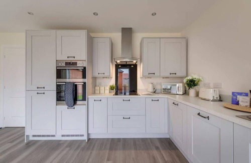 Castle Donington House | Bright Four Bed Home | Free Parking & Wi-Fi