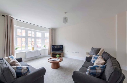 Castle Donington House | Bright Four Bed Home | Free Parking & Wi-Fi
