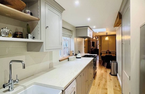 Hadleigh House | Bright & Homely Cottage near Centre of Hadleigh