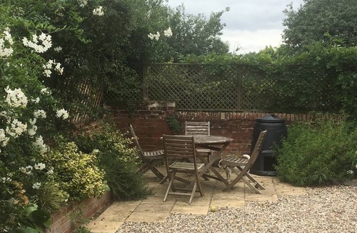 Hadleigh House | Bright & Homely Cottage near Centre of Hadleigh