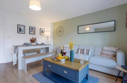 Newport Pagnell House | Broughton House Close to Shops Free Parking Garden Fast WIFi Smart TV Yoko Property