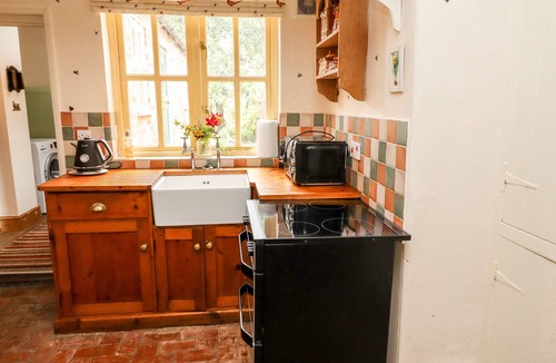 Alford Cottage | BUMBLE BEE COTTAGE, pet friendly, character holiday cottage in Alford