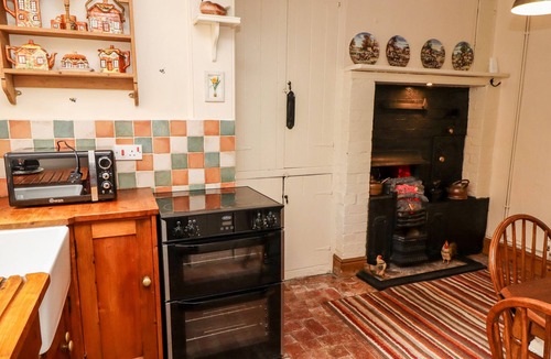 Alford Cottage | BUMBLE BEE COTTAGE, pet friendly, character holiday cottage in Alford