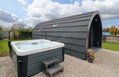 Malton Cottage | BUMBLEBEE GLAMPING POD, pet friendly, with hot tub in Thornton Dale